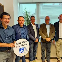 Olivier Damaisain entouré de l'ensemble des présidents des caisses localesde la MSA d'Auvergne-Rhône-Alpes avec lesquels il a échangé le 21 octobre.