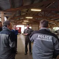 Nicolas Peny (au centre) a ouvert les portes de son exploitation aux agents de l'OFB en formation.
