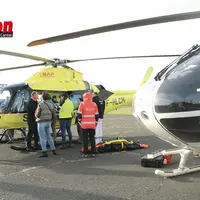 Deux hélicoptères sur une piste d'aéroport.