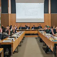 une assemblée vote unanimement à main levée