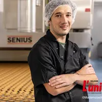Nouvelle chaîne de production de biscuits avec le chef d'entreprise au premier plan