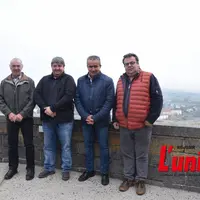 quatre personnes alignées