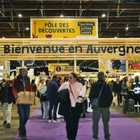 Photo du hall d'entrée du salon Origine Auvergne, à la grande Halle d'Auvergne en 2024 avec le panneau "Bienvenue en Auvergne".
