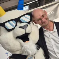 Capr'Icieuse, nouvelle mascotte du salon, ici aux côtés de Samuel Hérault, président du Capr'Inov, a fait sensation sur le salon.