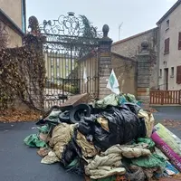 Dépôts de déchets agricoles devant les grilles de la communauté de communes des Rives du Haut Allier.