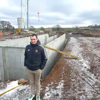 David Mathieu sur le chantier de son futur bâtiment qui devrait être achevé en automne 2026.