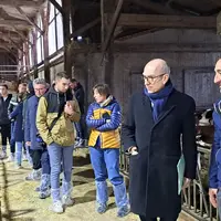Les échanges ont eu lieu au Gaec de Praclaux à Landos sur l'exploitation du président du GDS 43, Jérôme Grasset (ici en discussion avec le Préfet).