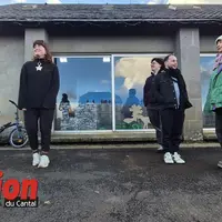 Un groupe de garçons et de filles.