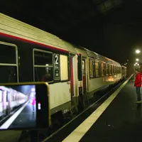 Un train de nuit en gare.