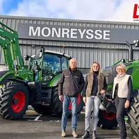 Famille de concessionnaire FENDT devant les tracteurs de sa concession.