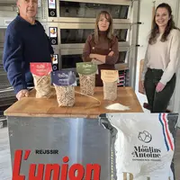 trois personnes derrière une table présentent les paquets de pâtes