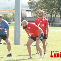 Deux joueurs de rugby à l'entraînement.