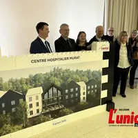 des personnes derrière la photo du futur hopital.