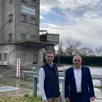 Vincent Bertholier, directeur de Val'Limagne.coop, et Thierry Bonnet, nouveau président de Val’Limagne.coop, sur le site de Bellenaves.