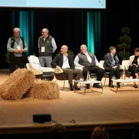 David Chaize, co-président du comité d'organisation du congrès (à gauche) a salué l'investissement sans faille de Jean-Paul Thénot (au centre) au sein
