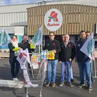 Un groupe d'éleveurs après l'opération de surveillance des produits laitiers conduite au sein du magasin Auchan à Brives Charensac
