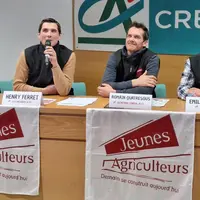 Vendredi dernier, Henry Ferret (au micro) présidait sa dernière assemblée générale de JA63. Il est remplacé par Adrien Lhommet (à sa gauche), entouré