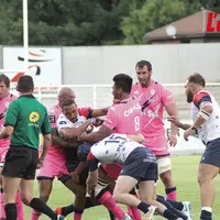 Des joueurs en train de jouer au rugby.