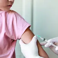 Un enfant se fait vacciner.