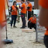 Jeune bergère sur l'épreuve de pose de clôture.