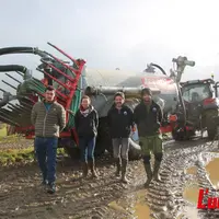 Un groupe d'agriculteur devant un tonne à pendillards, avance.