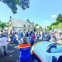 Une fête de village avec des secours.