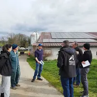 Mickaël Vignal, au centre, a investi dans une centrale photovoltaïque de 36 kWc dont une partie de la production est autoconsommée.