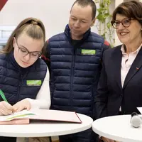 De gauche à droite : Amandine Belal et Matthieu Regazzoni – associés à l’essai dans le Doubs et Annie Genevard - ministre de l’Agriculture.