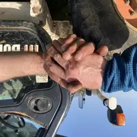 poignée de mains devant un tracteur