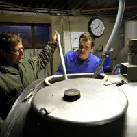 tank à lait avec des gens