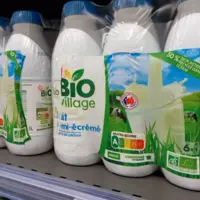 Bouteille de lait bio en rayon