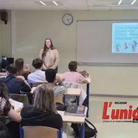 Une femme fait face à des jeunes assis