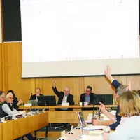 Des élus en train de voter à main levée.