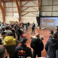 Eleveurs réunis dans une salle des fêtes pour une vente aux enchères d'animaux