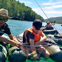 jeunes pêcheurs sur un lac du cantal