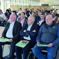 Hommes assis dans une salle.