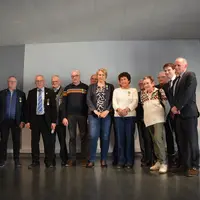 Les nouveaux récipiendaires de la médaille de l’Ordre du Mérite agricole, entouré des officiels qui les ont décorés.