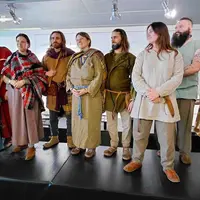Présentation de la mode vestimentaire gauloise, reconstituée par des  tisserands et teinturiers, spécialistes  des techniques anciennes. Les artisans