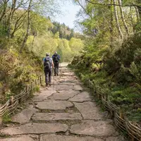 L'accès à la carrière du puy de La Vache sera réaménagé en un chemin pavé de pierres noires. La pente actuelle sera réduite pour faciliter l'accès.