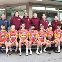 Des coureurs cyclistes posent pour la photo.