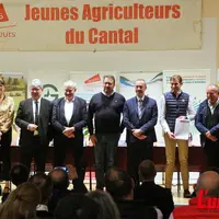 Un groupe de jeunes personnes brandit "la charte contre le libre échange"