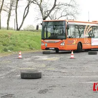Un bus qui slalome entre plots et pneus.
