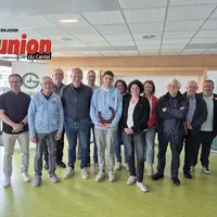 un groupe de personnes debouts