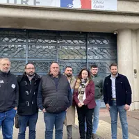 représentants syndicats agricoles devant la préfecture de l'Allier