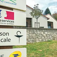 Une maison médicale et des panneaux.