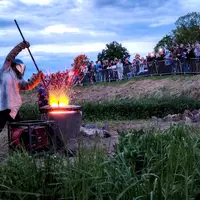 Dans un four installé deux jours plus tôt, le mélange d'étain et de cuivre a été porté à plus de 1 100° avant d'être coulé dans le moule enterré dans
