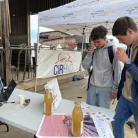 des collégiens tentent de deviner les arômes des vins de Saint-Pourçain.