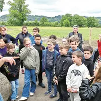Des enfants s'amusent avec des animaux.