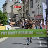 Arrivée du vainqueur d'une course de trail à Aurillac
