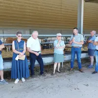 Olivier Amrane, vice-président de la Région (micro en main) a été reçu sur l'exploitation de Philippe Blateyron (à gauche) et l'ensemble des élus agri